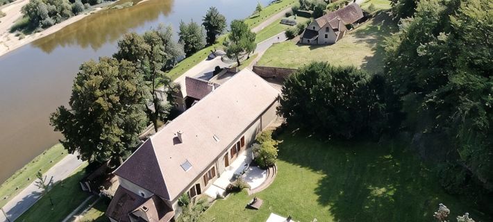 Beautiful 1900 Demeure with swimming pool and enclosed garden, in a charming village Hotels in Cher