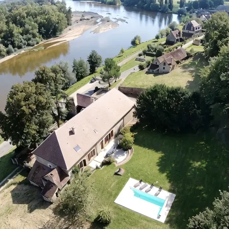 Beautiful 1900 Demeure with swimming pool and enclosed garden, in a charming village