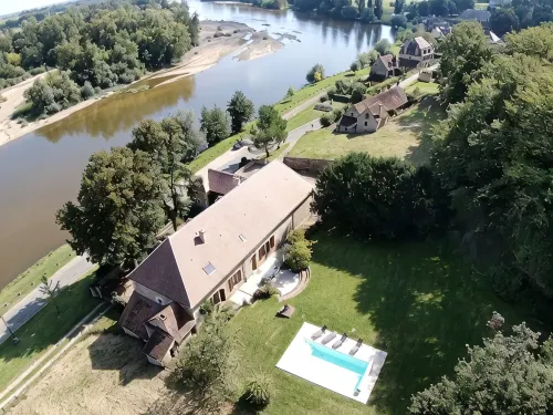 Beautiful 1900 Demeure with swimming pool and enclosed garden, in a charming village - บูติค