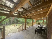 Secluded trailside cabin for 8 people on Kingdom Trails Hotels in Burke