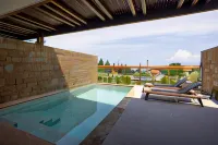 Pnoes Luxury Suites - parking