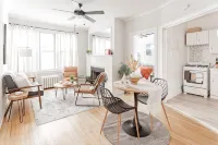 Guest Favorite Getaway in Lakeview Near Wrigley Отели в г. 