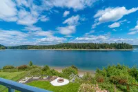 WATERFRONT 3BR/2BA MT RAINIER VIEWS, PRIVATE BEACH - 4-Star