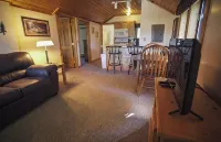 距彩繪岩遊船數分鐘路程，配備全套廚房的溫馨兩臥室小屋！ - 民宿