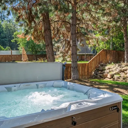 Mt. Bachelor Retreat! Hot tub, game room, family suite - great for large groups!