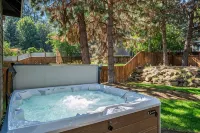 Mt. Bachelor Retreat! Hot tub, game room, family suite - great for large groups! - บังกะโล