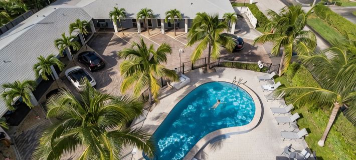Comfortable beach apartment with pool Hotels in Riviera Beach