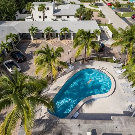 Comfortable beach apartment with pool