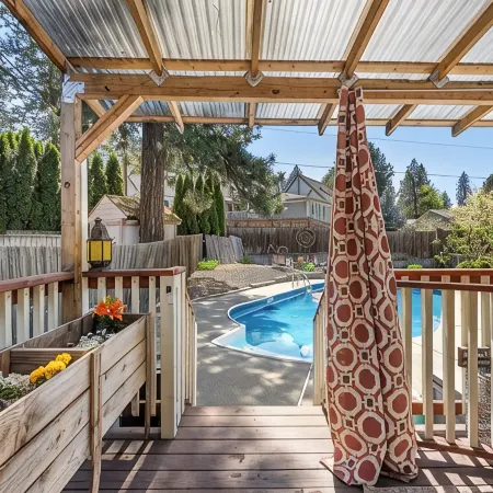 Poolside Getaway with Spacious Outdoor Living & 6 Cozy Beds!!
