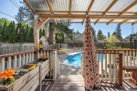 Poolside Getaway with Spacious Outdoor Living & 6 Cozy Beds!!