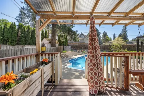 Poolside Getaway with Spacious Outdoor Living & 6 Cozy Beds!!