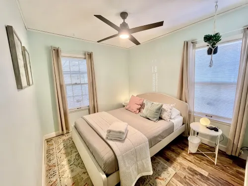 Modern Bungalow • Hot Tub, Sauna • Near Downtown - Homestays