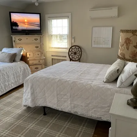 Ocean Ave 5Br: Huge Fenced Yard, Pet Friendly, 2 Houses to Beach + Shark Park!