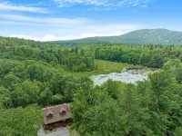Our pondside cabin - a charming retreat with modern amenities near Wachusett Mtn