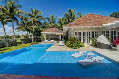 Colonial Luxury Golf & Ocean View Villa with live-in butler, chef & maid (5 BDR) โรงแรมใน
