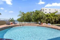 Beautiful River Front Home - Private Pool - Walk to Beach-Kayaks - 4성급