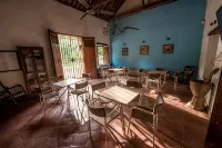 La Casa Amarilla Hotel - Alojamientos