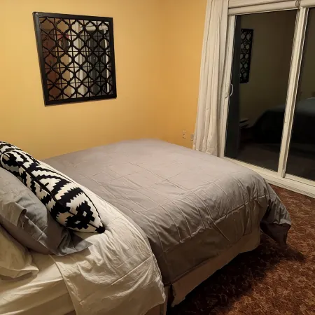 Cozy 2-bedroom apartment with WiFi, AC in amazing Penticton
