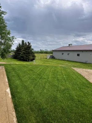 Cozy Country Bungalow about 5 minutes from Sylvan Lake! - Wifi