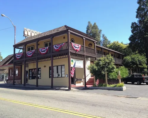 #10 1938 Historic Downtown Apt - King Bed- Kitchen Hotels in Mariposa