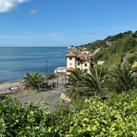 Bermuda House with parking, good sea view and minutes from beach and shops