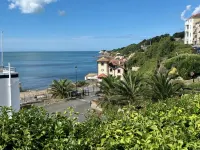 Bermuda House with parking, good sea view and minutes from beach and shops