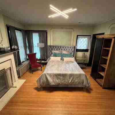 Spacious 5-bedroom Mansion in Downtown Denver area with AC, fitness room, WiFi Rooms
