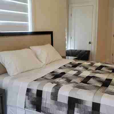 Modern Suite Near Hamilton Airport Rooms
