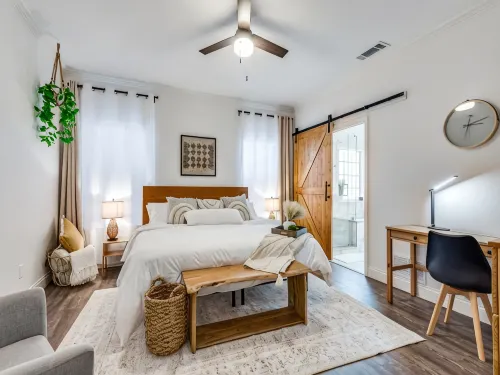 Charming 3-bedroom townhome with WiFi,AC in fabulous Frisco. Home away from home