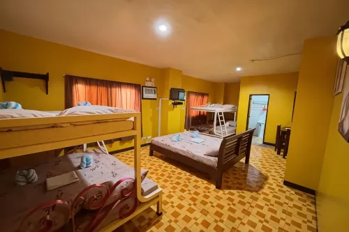 Sea Urchin Hotel Near Hundred Islands - 2 ดาว