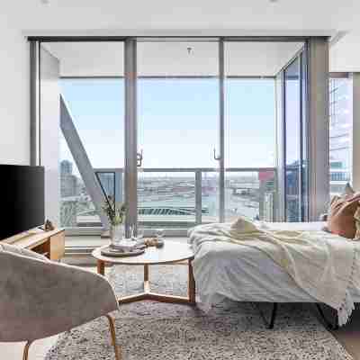 A Stylish 3BR Apt with Harbour Views, FREE Parking Rooms