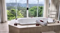 Whales Way Ocean Retreat - Hot Tub
