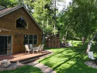 Spacious Summer Escape: Private Backyard, Dock & Fire Pit, Channel Waterfront ブリージー・ポイントのホテル