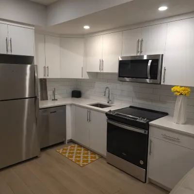 Spacious and Modern 2-Bedroom Apartment in Calgary - Apartments