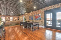 Luxury Penthouse in Downtown Bristol + Cool Patio • Sleeps 10 • Near Casino/Bms - Boutique