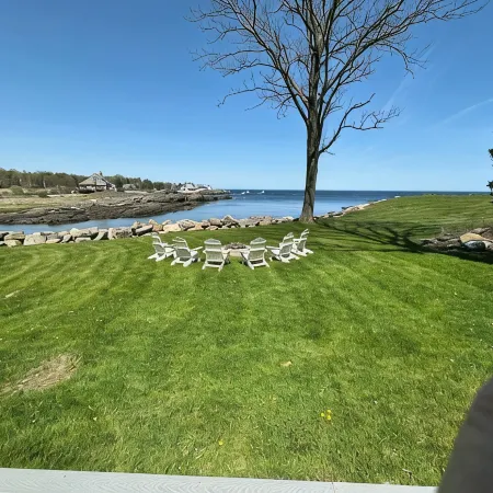 Ocean front, quiet remote area minutes from Downtown York and Ogunquit