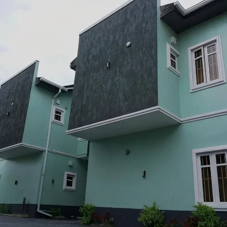 House 12 Studios & Suites