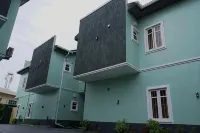 House 12 Studios & Suites - 3-Star