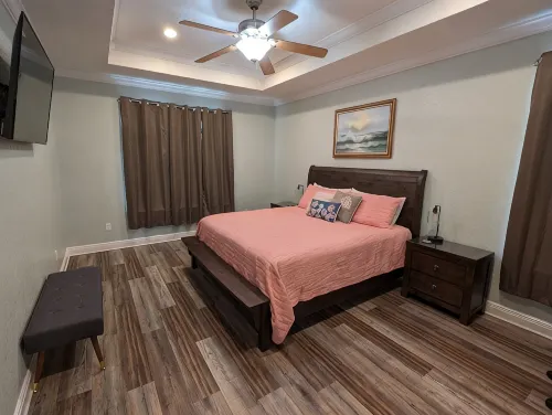 Spacious 3 bed 2 bath. Quiet neighborhood, walk to beach, pool table. - 2 stjerner