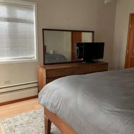 West facing Oceanfront cottage, 1 bedroom ; 4 kms from Victoria Int. Airport