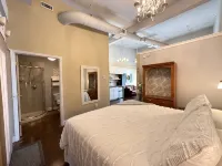 Haven at Hazel~Downtown Bungalow, cozy quarters for up to four, farmhouse chic. - Homestays
