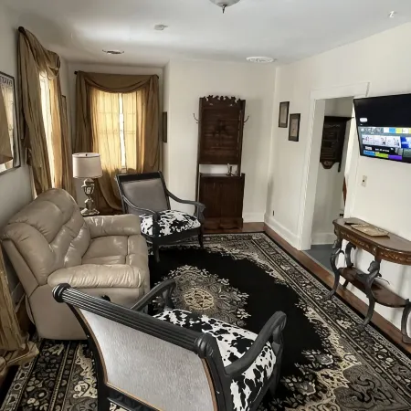 Charming Carriage House near VanderVeer Park