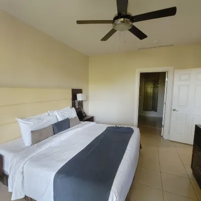Spacious Pacifico condo-large balcony.  Access to pool, jacuzzi with bar/grill - piscina