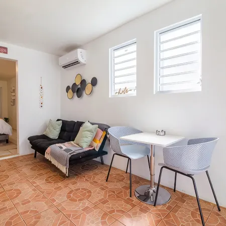 Quiet cozy 1 bedroom 1 bathroom just 2 blocks from beautiful beaches!