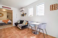 Quiet cozy 1 bedroom 1 bathroom just 2 blocks from beautiful beaches!