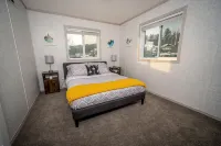 Mountain Views | Air Con | Garage | Large Deck | Nearby Trails | Parking - Wifi