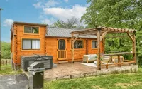 Charming 2-bedroom tiny cabin hot tub camp fire - Chalets