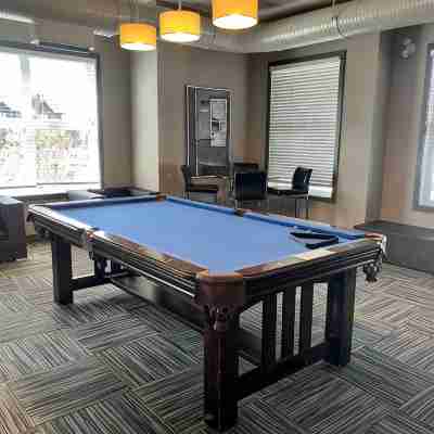 Modern Luxurious 2 BR Condo + Pool + Hot Tub + Games Room + Gym Fitness & Recreational Facilities