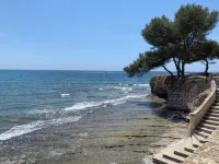 Provencal cottage surrounded by olive trees for lovers of calm and nature. Hôtels à : Ceyreste