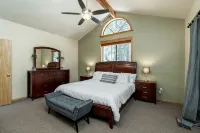 *NEW* Pine Grove Hideaway - family friendly only 1.5 Miles to the lake - Chalets